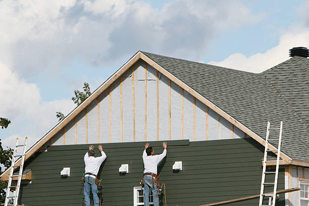 Professional Siding Contractor technician working in Holmdel, NJ